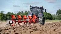 Vue d'une charrue VARi-MASTER M dans un champ