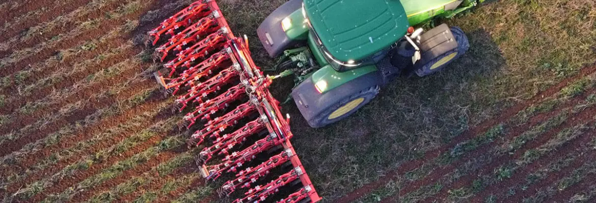 техніка strip till працює в полі вночі