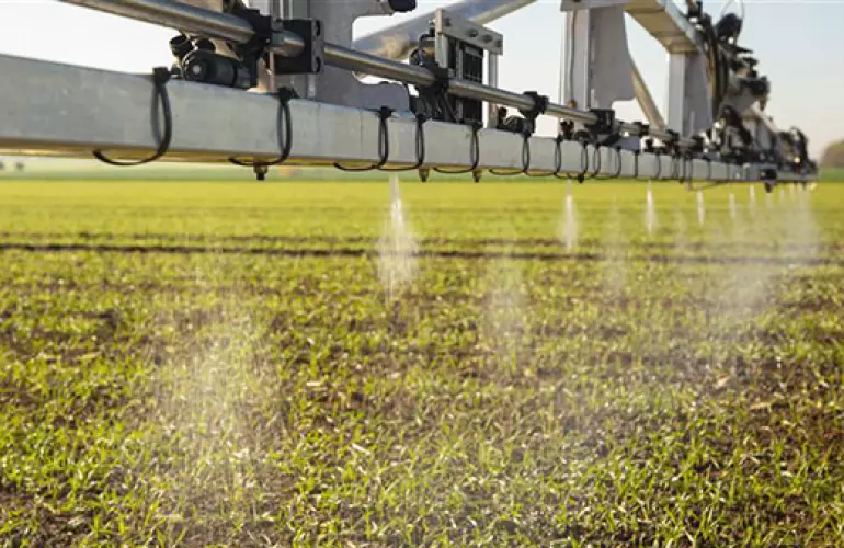 Vue d'une rampe utilisation de système de pulvérisation de précision AUTOSPRAY