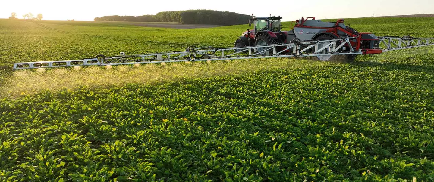 Pulvérisateur agricole trainé KARAN dans un champ de betteraves
