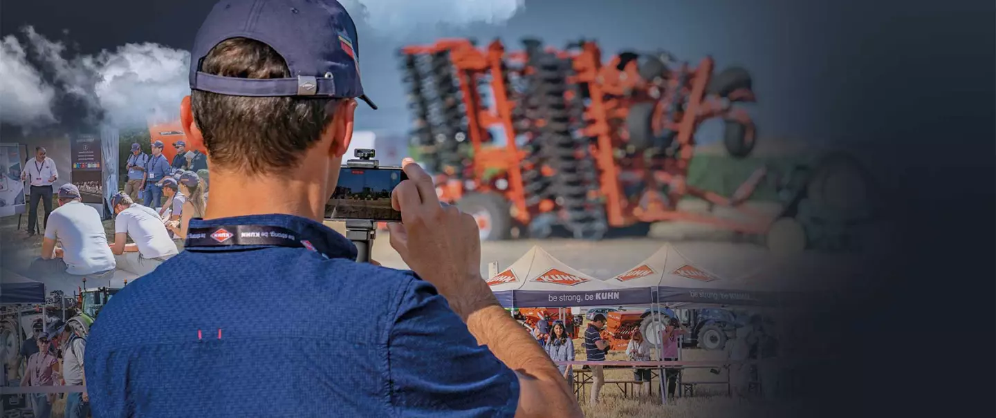 Journaliste prennant un photo des machines KUHN