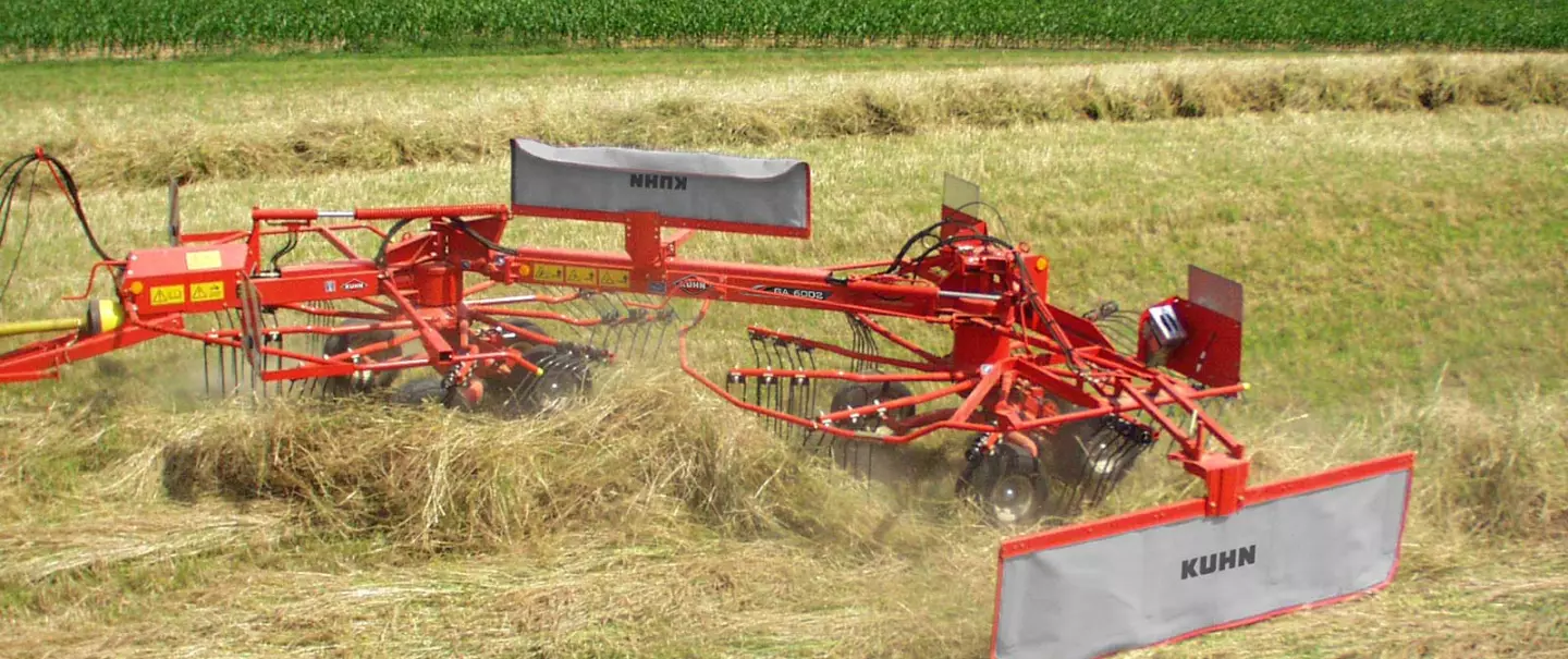 Photo de l'andaineur double rotors à dépose latérale GA 6002 au travail vue arrière