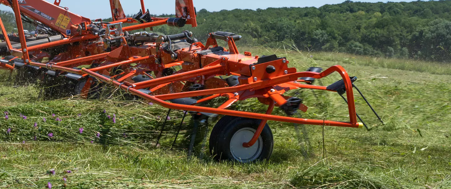 Le faneur GF 10803 au travail dans une parcelle