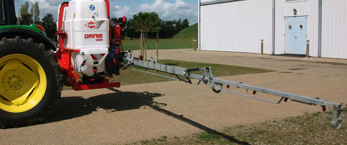 Photo de Pulvérisateurs portés Kuhn modèle OMNIS avec tracteur en action