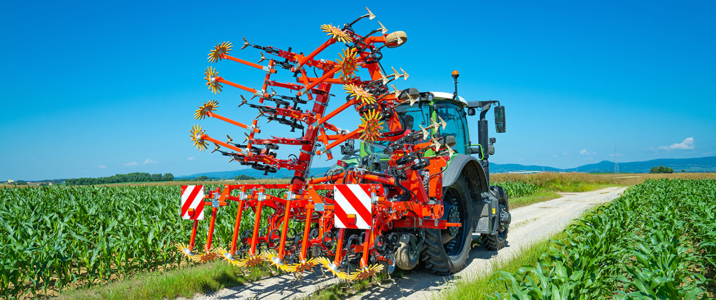 La bineuse ROWLINER au travail dans un champs