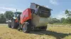 KUHN FB 3135 AUTOMATE en train d’éjecter une balle ronde liée par film.