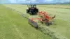 Photo de l'andaineur à dépose latérale GA 6002 KUHN au travail vue arrière